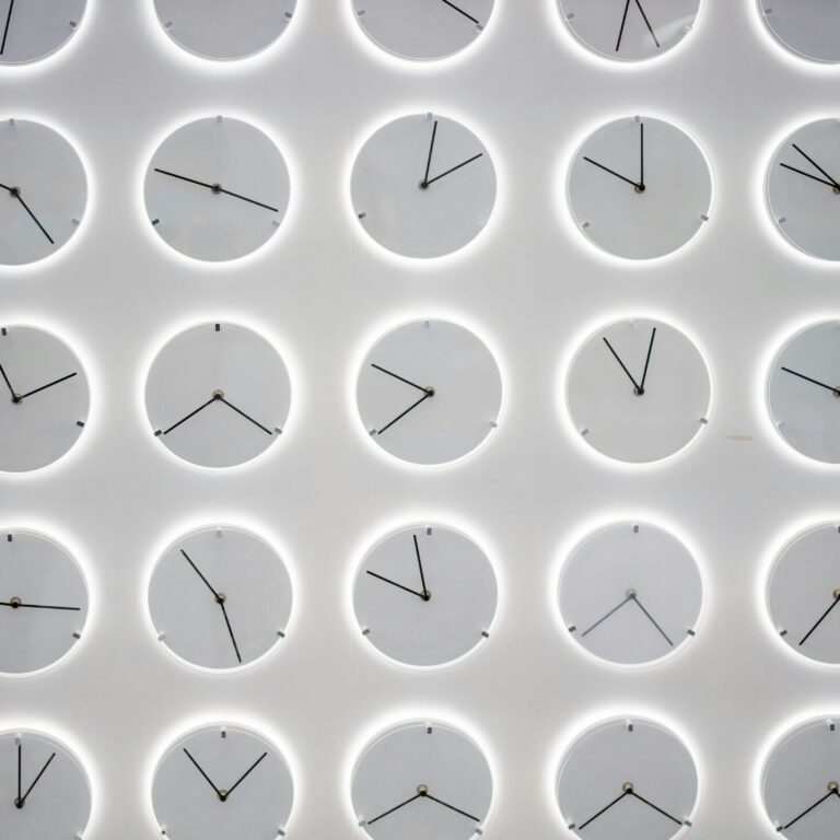 Wall of clocks showing different times, representing time, rhythm and the structures that organise everyday life.